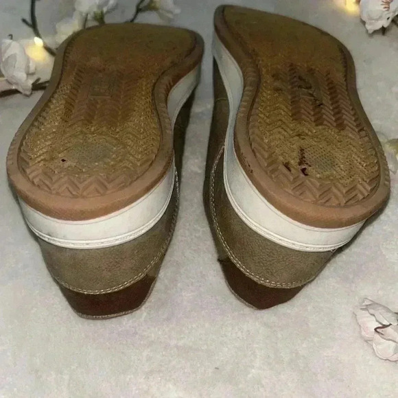 Gently used boys best shoes, size 3 - Picture 8 of 10